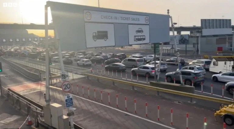 Fransa devasa kalabalık nedeniyle Dover’daki ek AB sınır kontrollerini askıya aldı