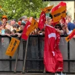 Hull City taraftarlarından İngiltere sokaklarında Türk bayraklı kutlama