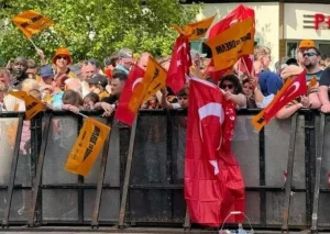 Hull City taraftarlarından İngiltere sokaklarında Türk bayraklı kutlama