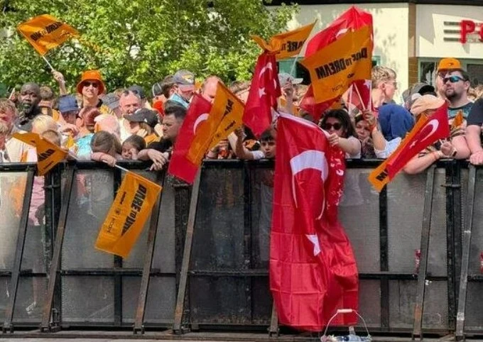 Hull City taraftarlarından İngiltere sokaklarında Türk bayraklı kutlama