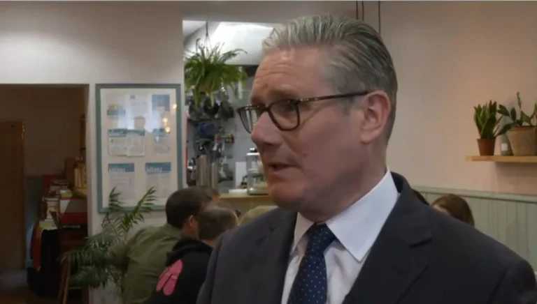 Keir Starmer’dan İstifa Baskılarına Net Cevap: “Pes Etmeyeceğim”