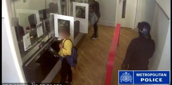 Londra’da film gibi soygun: Eski güvenlik görevlisi üniformayla bankadan servet götürdü