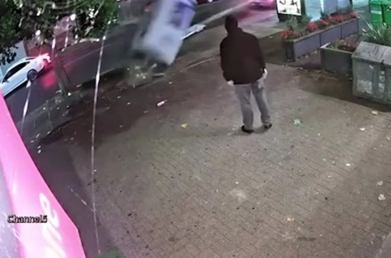 Londra’da ATM Soygunu: Hırsızlar Makineyi Otomobille Yerinden Söktü
