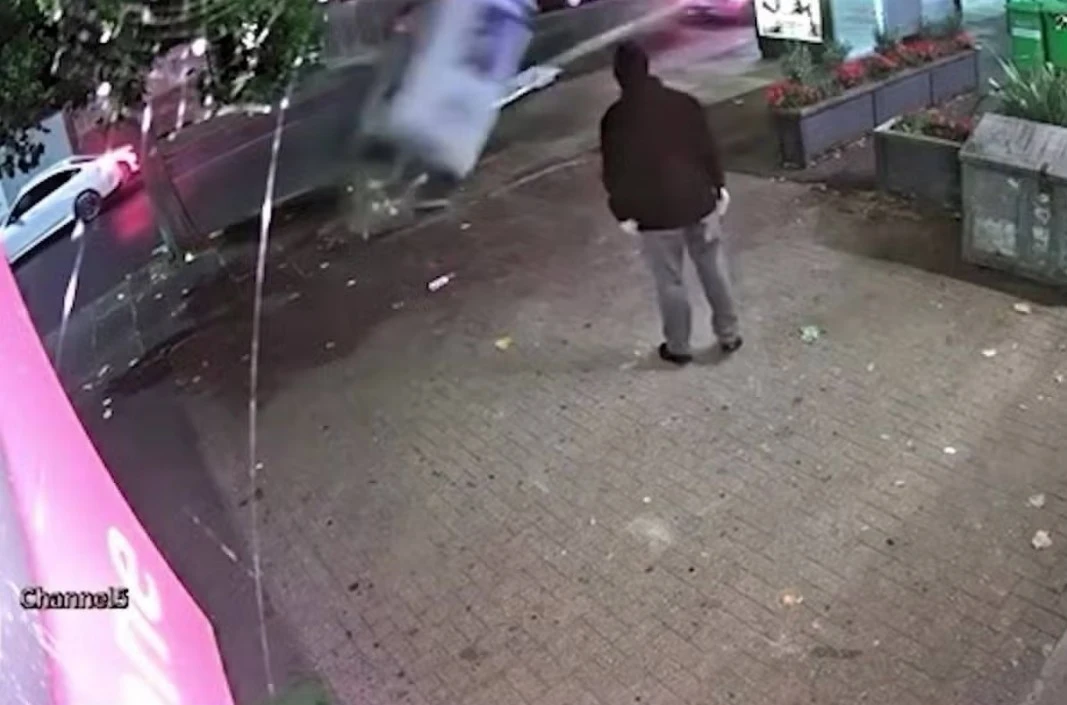Londra’da ATM Soygunu: Hırsızlar Makineyi Otomobille Yerinden Söktü