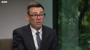 İngiltere Başbakanı Andy Burnham erken seçim tartışmalarına noktayı koydu: “Seçim 2029’da”