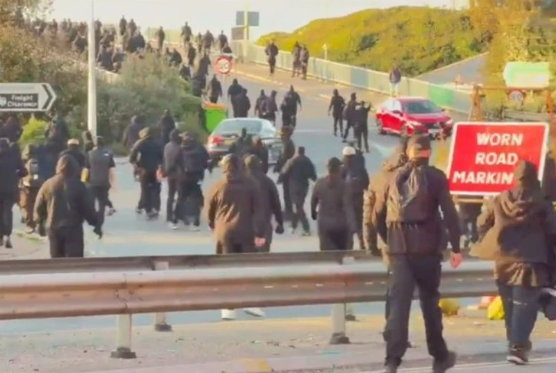 Dover Limanı’nda maskeli protestocular trafiği durdurdu: Feribot seferlerinde gecikmeler yaşandı