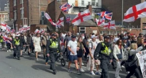 Portsmouth’ta göç karşıtı grupların protestosunda 3 kişi gözaltına alındı