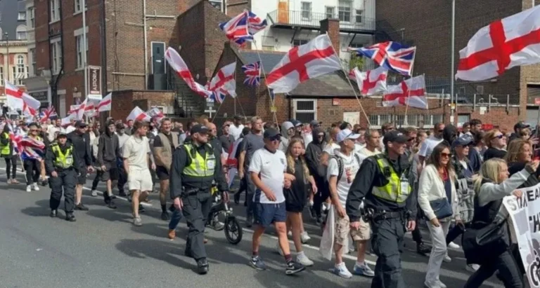Portsmouth’ta göç karşıtı grupların protestosunda 3 kişi gözaltına alındı