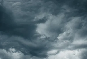 İngiltere’yi Şiddetli Fırtına Vurdu: 7 Bin Ev Elektriksiz, Uçuşlar İptal, Okullar Kapatıldı!