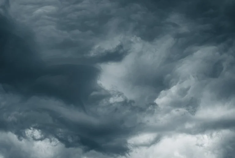 İngiltere’yi Şiddetli Fırtına Vurdu: 7 Bin Ev Elektriksiz, Uçuşlar İptal, Okullar Kapatıldı!