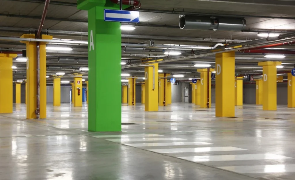 İngiltere’de Özel Otopark Cezalarına Yeni Düzenleme: Sürücülere 5+10 Dakika Hakkı Geliyor!