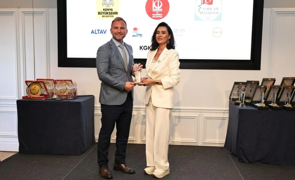 Londra Aktüel Yapımcısı Sevgin Alişoğlu’na Diaspora Medya Ödülü: “Bu ödül yıllardır verdiğimiz emeğin karşılığı”
